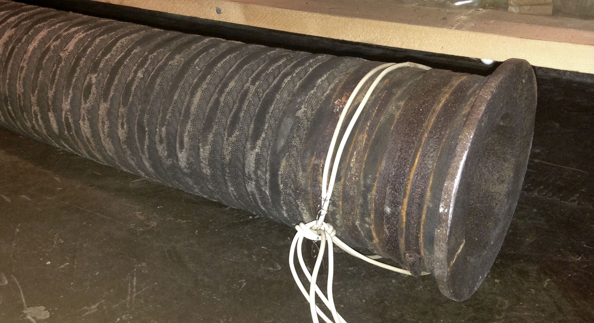 Fyra stycken slangar från Flygts pumpar som användes vid bärgningen av Vasa.
Två av pumpslangarna är av samma sort (slang 1 & 2). De har metallfästen i ändarna och är delvid tillverkade av textil.
De två övriga slangarna (slang 3 & 4) är en tjock och en tunn gummislang.