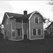 Exteriörbild av villa i Åsen 1960, ägdes av Gideon Kinnander. Endast neg finns.