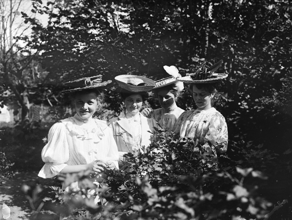 Starum 1907. Bilder fra daglig livet og tjeneste på Starum + bilder fra Starumdagen. Gruppe 4 damer. Til høyre Marie Kobberstad.