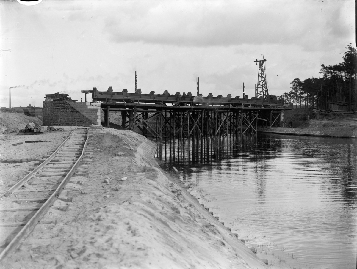 Byggingen av Teltow Kanal, Berlin, Tyskland. Anleggsperiode i fra 1900 til 1906. Stousland deltok i byggingen av kanalen i praksisperioden under studietiden ved Kønigliche Hochschule, Hannover. Han gikk der i fra 1901, og avla diplomeksamen februar 1906.