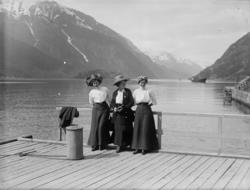 Odda, Marie Kobberstad Stousland i midten på en brygge i Odd