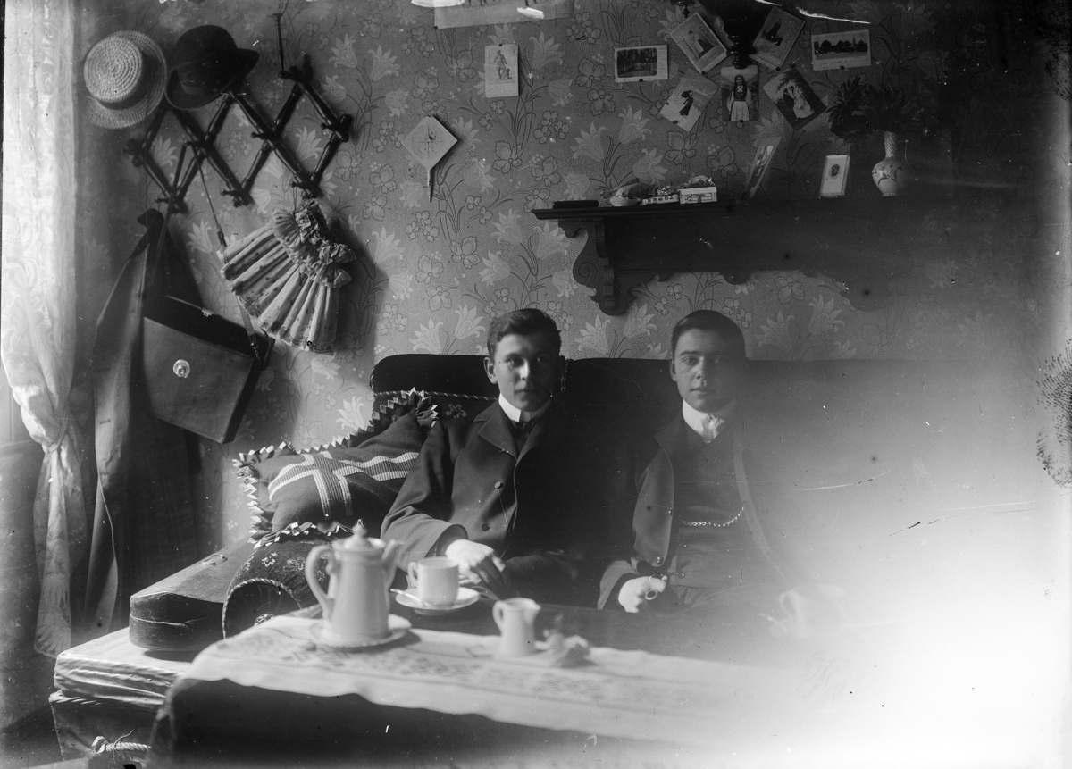 Tyskland, til vesntre: Georg Jacob Stousland studerte ved den Kongelige Tekniske Høyskole. Königliche Technische Hochschule Hannover. Han hadde sin praksisperiode i Berlin og var ferdig utdannet ingeniør i februar 1906.