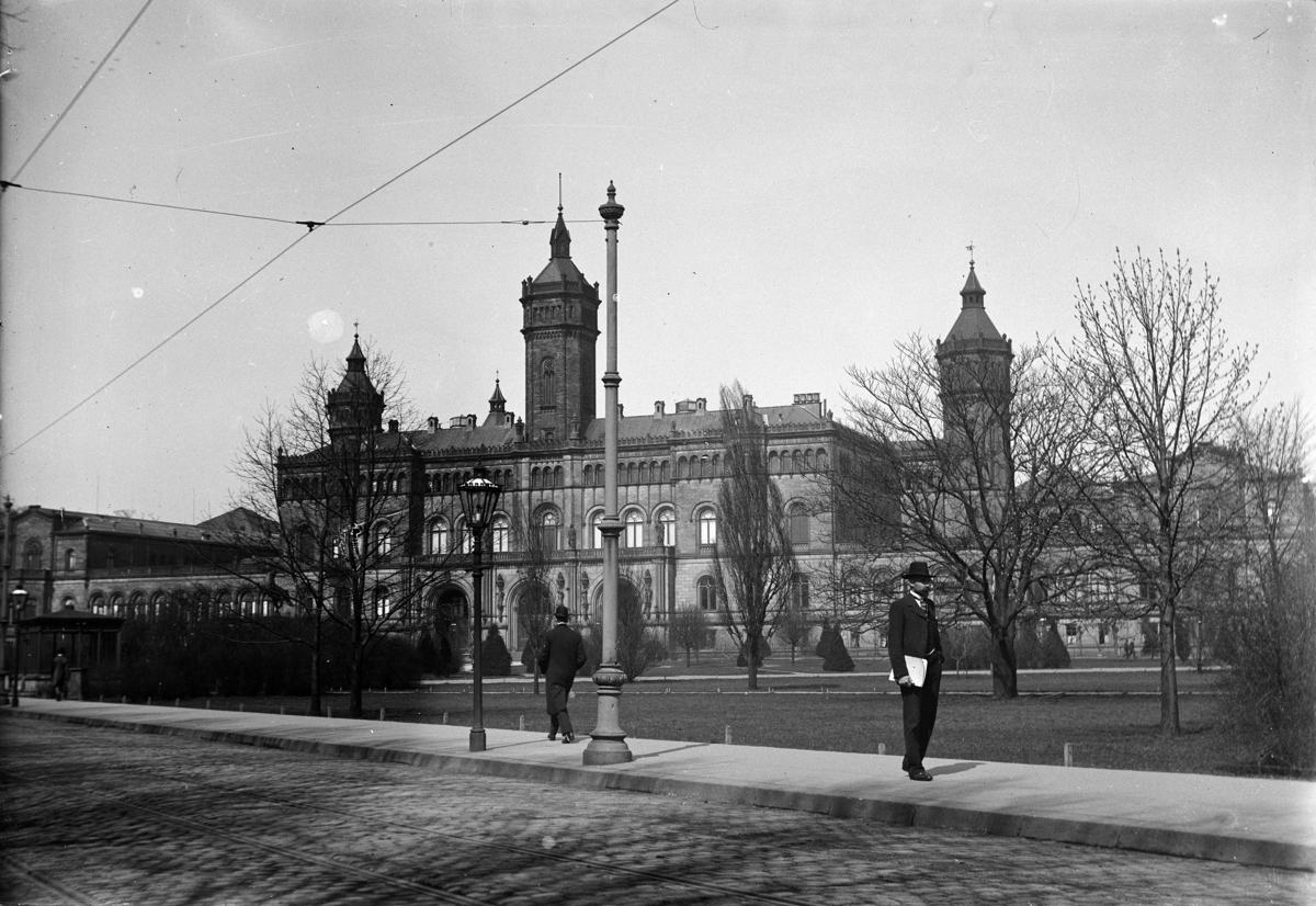 Tyskland, Georg Jacob Stousland studerte ved den Kongelige Tekniske Høyskole. Königliche Technische Hochschule Hannover. Han hadde sin praksisperiode i Berlin og var ferdig utdannet ingeniør i februar 1906. 