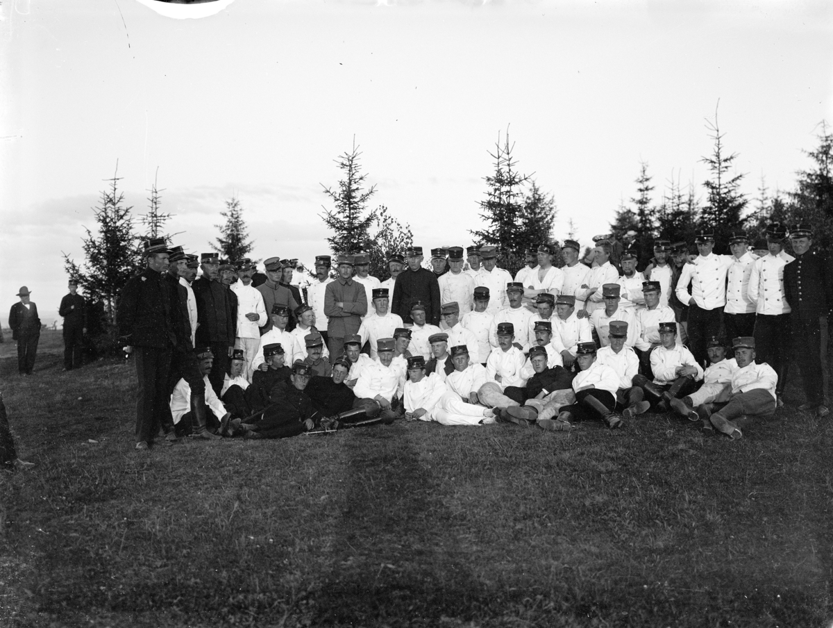 Oppland, Østre Toten, Starum leir, militærøveløse i 1907, ekserserplass, hærens kløvkompani, Starumdagen. Gruppe 15 militære. Nr. 3 fra venstre G. J. Stousland.