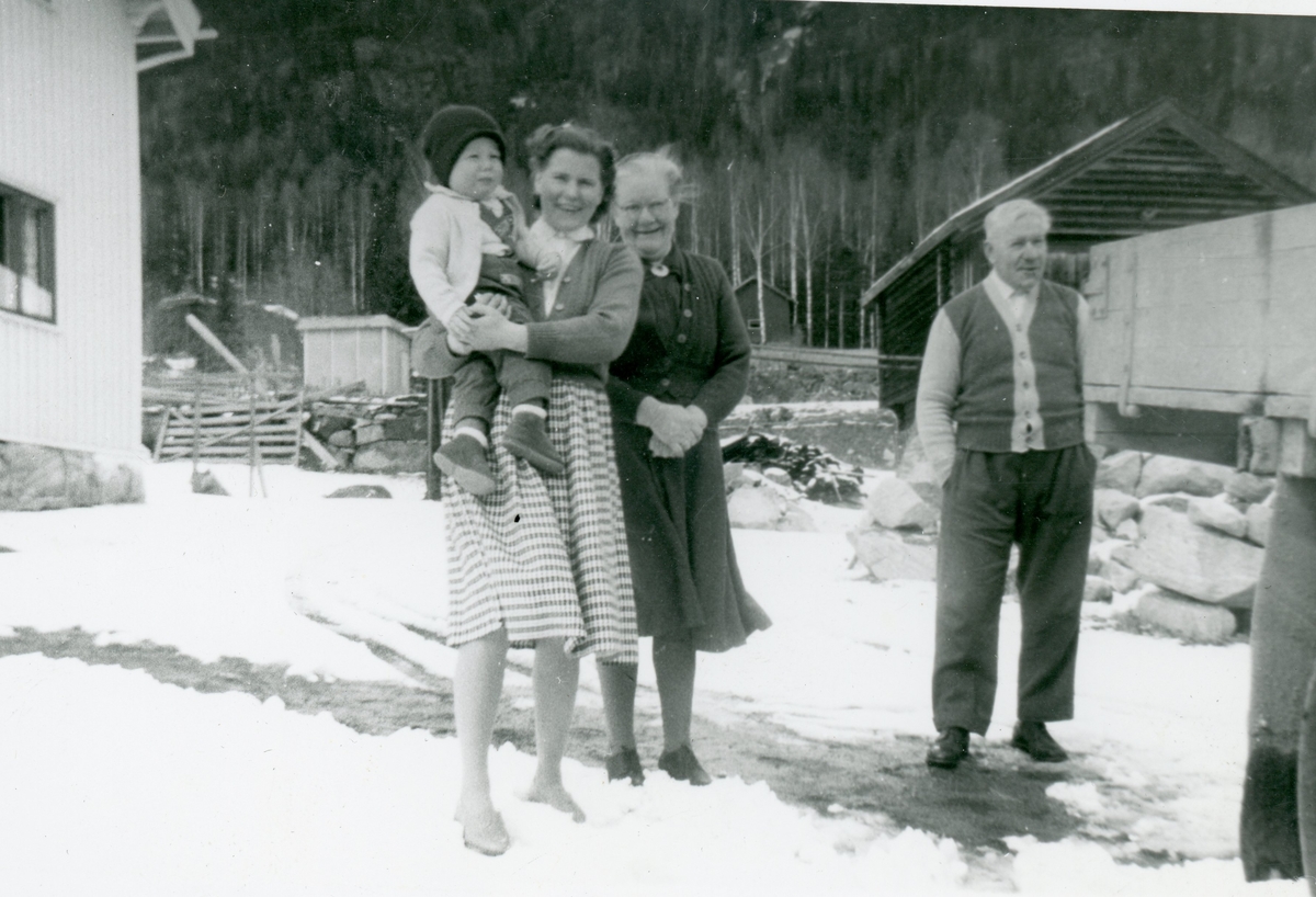 Frå v.Birgit Trillhus Jorde med Ola Halvard på armen,Anne Gudbrandsgard Trillhus og Hermann Trillhus.