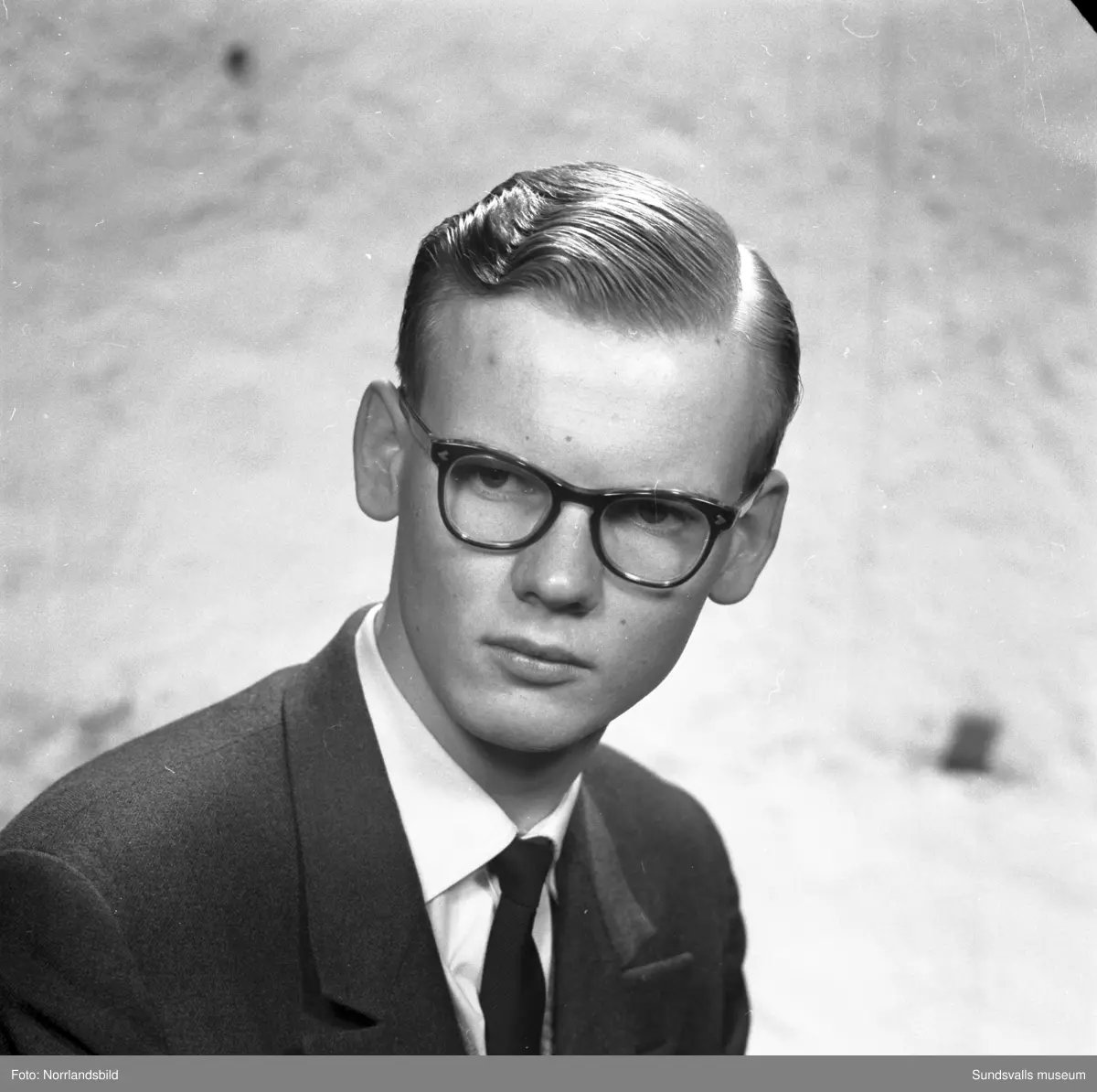 Porträttbilder på en lång rad allvarliga unga män som agerat frisörmodeller vid en frisörtävling i Sundsvall. Fönade vågor var uppenbarligen högsta mode i slutet av 1950-talet.
1. Bert Abrahamsson.
2. Bo Andersson.
3. Jan Berggren.
4. Stig Bergström.
5. Rolf Billberg.
6. Åke Dahlin.
7. Leif Hamrin.
8. Bert Hörnfeldt.
9. Mats Jonsson.
10. Gösta Lindgren.
11. Kurt Lindgren.
12. Lars Ling.
13. Göran Löfgren.
14. Sten Löfgren.
15. Lars Magnusson.
16. Bengt Norén.
17. Kjell Norling.
18. Arne Rosenlund.
19. Ivar Silén.
20. Lars Tehlin.
21. Tore Wallin.
22. Leif Vieståhl.
23. Kjell Värnbrink.