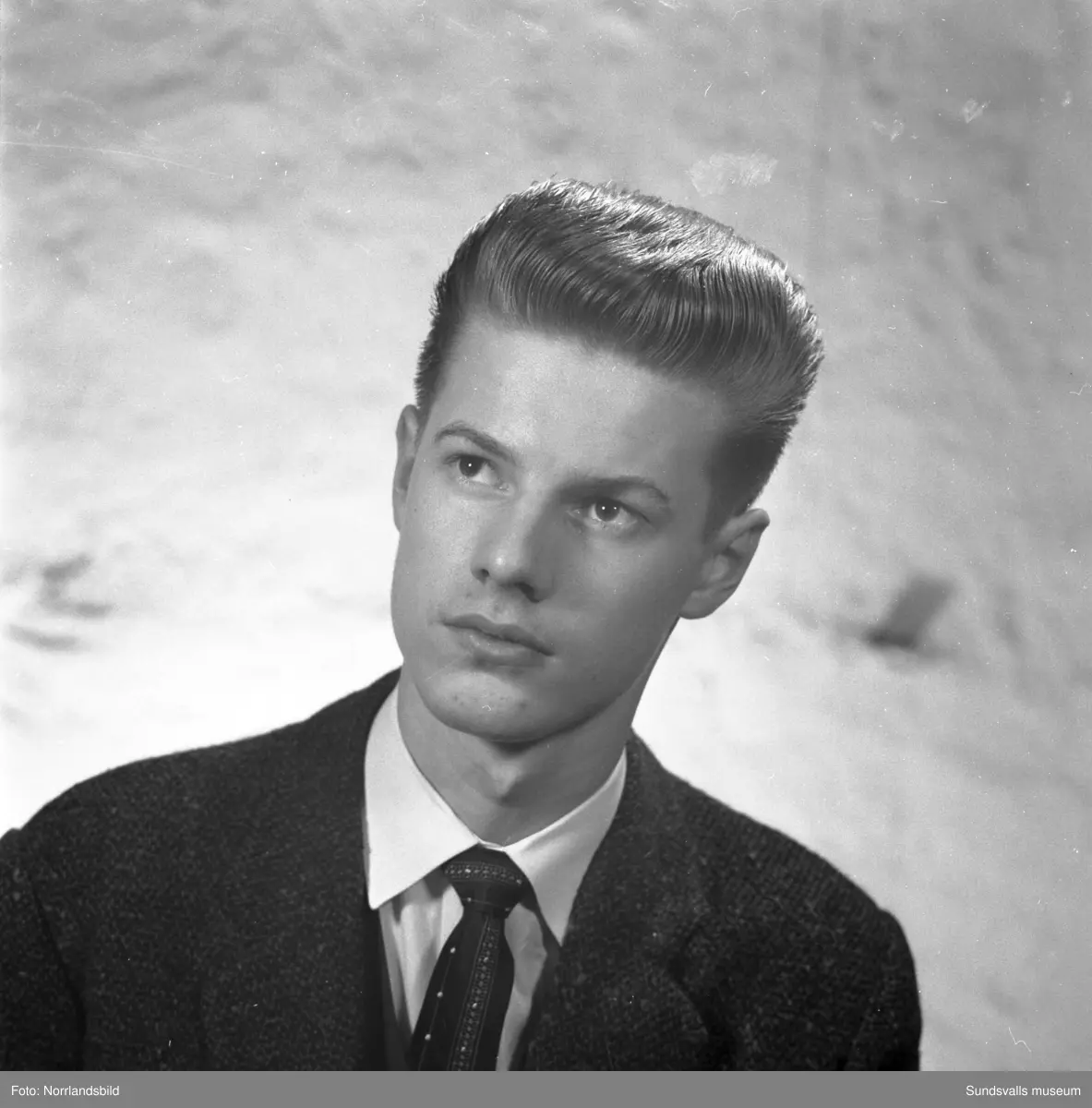 Porträttbilder på en lång rad allvarliga unga män som agerat frisörmodeller vid en frisörtävling i Sundsvall. Fönade vågor var uppenbarligen högsta mode i slutet av 1950-talet.
1. Bert Abrahamsson.
2. Bo Andersson.
3. Jan Berggren.
4. Stig Bergström.
5. Rolf Billberg.
6. Åke Dahlin.
7. Leif Hamrin.
8. Bert Hörnfeldt.
9. Mats Jonsson.
10. Gösta Lindgren.
11. Kurt Lindgren.
12. Lars Ling.
13. Göran Löfgren.
14. Sten Löfgren.
15. Lars Magnusson.
16. Bengt Norén.
17. Kjell Norling.
18. Arne Rosenlund.
19. Ivar Silén.
20. Lars Tehlin.
21. Tore Wallin.
22. Leif Vieståhl.
23. Kjell Värnbrink.
