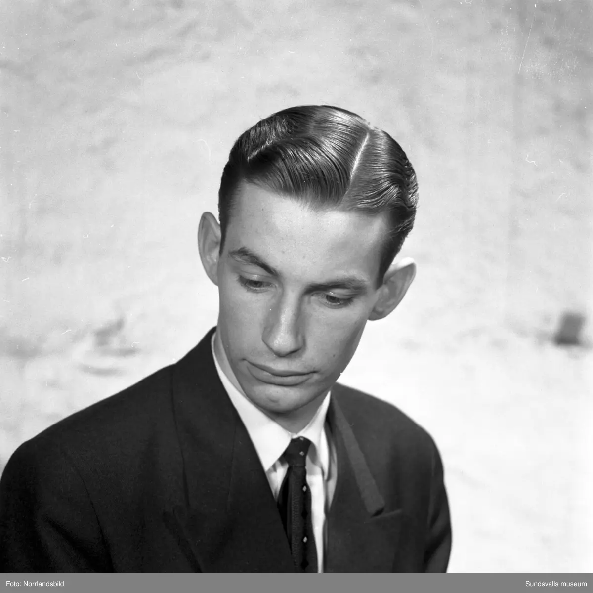 Porträttbilder på en lång rad allvarliga unga män som agerat frisörmodeller vid en frisörtävling i Sundsvall. Fönade vågor var uppenbarligen högsta mode i slutet av 1950-talet.
1. Bert Abrahamsson.
2. Bo Andersson.
3. Jan Berggren.
4. Stig Bergström.
5. Rolf Billberg.
6. Åke Dahlin.
7. Leif Hamrin.
8. Bert Hörnfeldt.
9. Mats Jonsson.
10. Gösta Lindgren.
11. Kurt Lindgren.
12. Lars Ling.
13. Göran Löfgren.
14. Sten Löfgren.
15. Lars Magnusson.
16. Bengt Norén.
17. Kjell Norling.
18. Arne Rosenlund.
19. Ivar Silén.
20. Lars Tehlin.
21. Tore Wallin.
22. Leif Vieståhl.
23. Kjell Värnbrink.