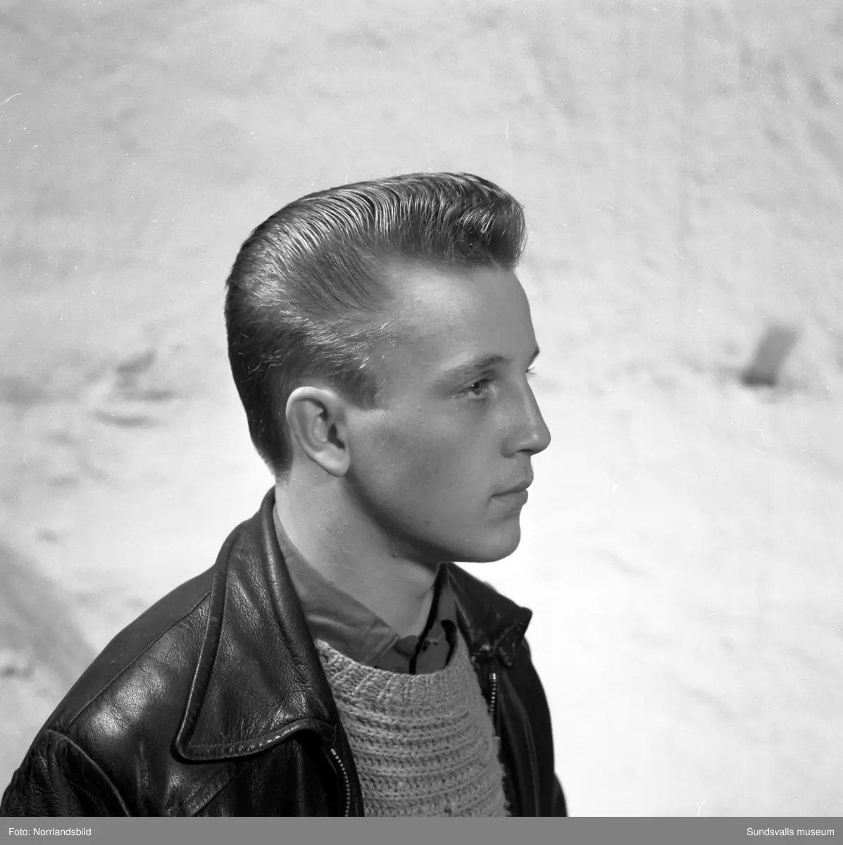Porträttbilder på en lång rad allvarliga unga män som agerat frisörmodeller vid en frisörtävling i Sundsvall. Fönade vågor var uppenbarligen högsta mode i slutet av 1950-talet.
1. Bert Abrahamsson.
2. Bo Andersson.
3. Jan Berggren.
4. Stig Bergström.
5. Rolf Billberg.
6. Åke Dahlin.
7. Leif Hamrin.
8. Bert Hörnfeldt.
9. Mats Jonsson.
10. Gösta Lindgren.
11. Kurt Lindgren.
12. Lars Ling.
13. Göran Löfgren.
14. Sten Löfgren.
15. Lars Magnusson.
16. Bengt Norén.
17. Kjell Norling.
18. Arne Rosenlund.
19. Ivar Silén.
20. Lars Tehlin.
21. Tore Wallin.
22. Leif Vieståhl.
23. Kjell Värnbrink.