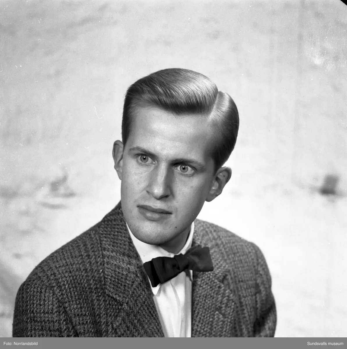 Porträttbilder på en lång rad allvarliga unga män som agerat frisörmodeller vid en frisörtävling i Sundsvall. Fönade vågor var uppenbarligen högsta mode i slutet av 1950-talet.
1. Bert Abrahamsson.
2. Bo Andersson.
3. Jan Berggren.
4. Stig Bergström.
5. Rolf Billberg.
6. Åke Dahlin.
7. Leif Hamrin.
8. Bert Hörnfeldt.
9. Mats Jonsson.
10. Gösta Lindgren.
11. Kurt Lindgren.
12. Lars Ling.
13. Göran Löfgren.
14. Sten Löfgren.
15. Lars Magnusson.
16. Bengt Norén.
17. Kjell Norling.
18. Arne Rosenlund.
19. Ivar Silén.
20. Lars Tehlin.
21. Tore Wallin.
22. Leif Vieståhl.
23. Kjell Värnbrink.