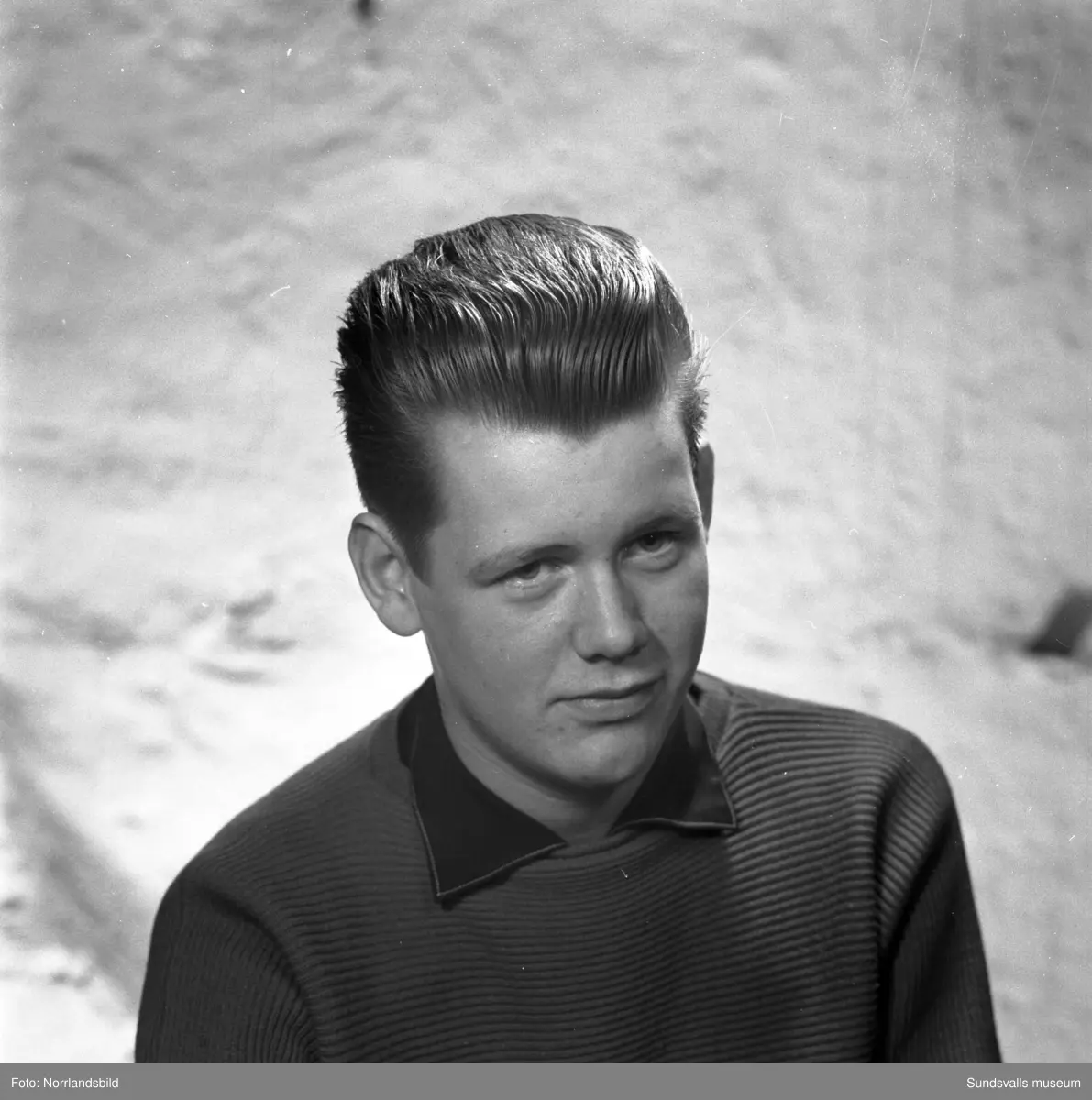 Porträttbilder på en lång rad allvarliga unga män som agerat frisörmodeller vid en frisörtävling i Sundsvall. Fönade vågor var uppenbarligen högsta mode i slutet av 1950-talet.
1. Bert Abrahamsson.
2. Bo Andersson.
3. Jan Berggren.
4. Stig Bergström.
5. Rolf Billberg.
6. Åke Dahlin.
7. Leif Hamrin.
8. Bert Hörnfeldt.
9. Mats Jonsson.
10. Gösta Lindgren.
11. Kurt Lindgren.
12. Lars Ling.
13. Göran Löfgren.
14. Sten Löfgren.
15. Lars Magnusson.
16. Bengt Norén.
17. Kjell Norling.
18. Arne Rosenlund.
19. Ivar Silén.
20. Lars Tehlin.
21. Tore Wallin.
22. Leif Vieståhl.
23. Kjell Värnbrink.