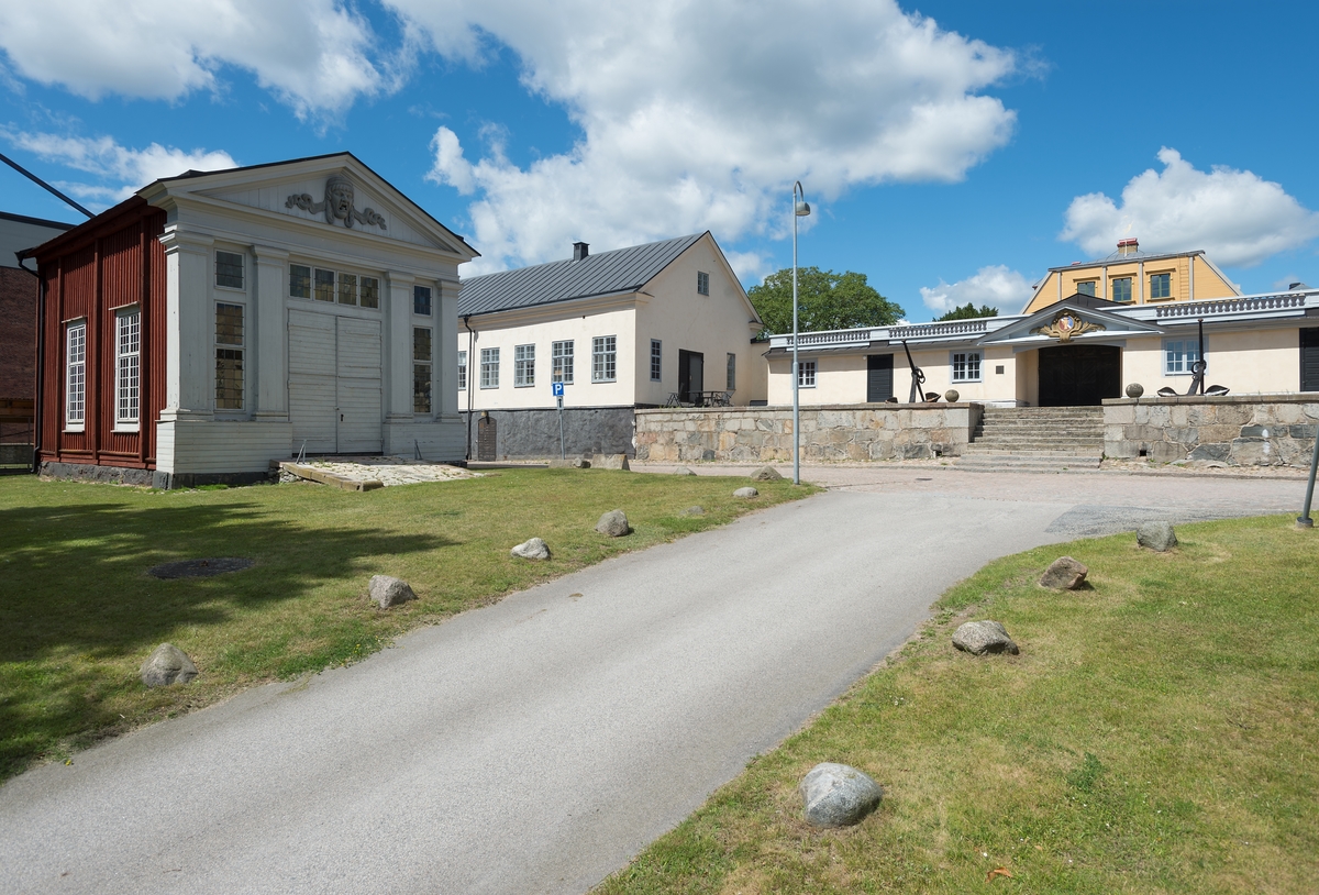 Tvåvåningsbyggnad i mörkgrå spritputsad sockelvåning, vitgula slätputsade fasader och sadeltak. På bottenvåningen finns 12 fönster med cirka en meters mellanrum längs hela södra långsidan.