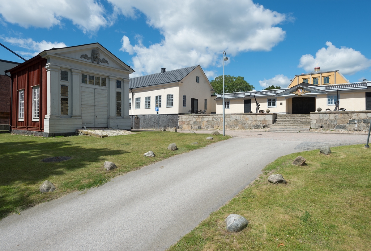 Fotodokumentation av Marinbasens byggnader. Från vänster: 1. Bildhuggarverkstaden, på gaveln ovanför ingången hänger en maskaron gjord i plast. Originalet förvaras på Marinmuseum i Karlskrona. 2. Snickeverkstadsbyggnaden, uppförd i början på 1780-talet. 3. Varvsporten nr 14.