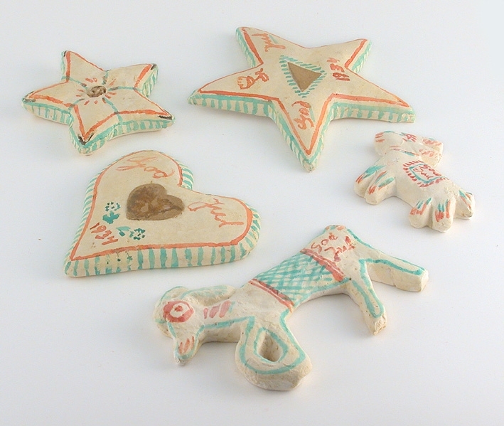 :1 Garnerat hjärta, God Jul 1934, guldpappers hjärta i mindre format mitt på .
:2 Femuddig stjärna garnerad grönt och rött, God Jul 1934. En triangel i guldpapper mitt i stjärnan.
:3 Femuddig mindre stjärna garnerad i grönt och rött. Ett russin mitt i stjärnan. 
:4 Julbock garnerad med röda och gröna streck samt God Jul.
:5 Liten Julbock garnerad med röda och gröna streck samt God Jul.