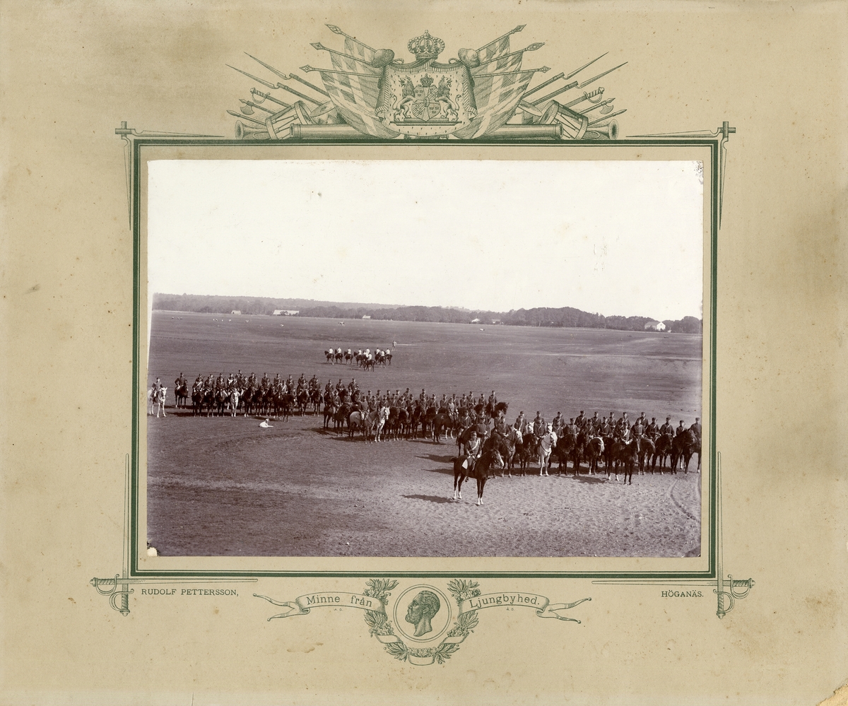 Skånska husarregmentet K 5 uppställt till häst på Ljungbyhed, 1895.