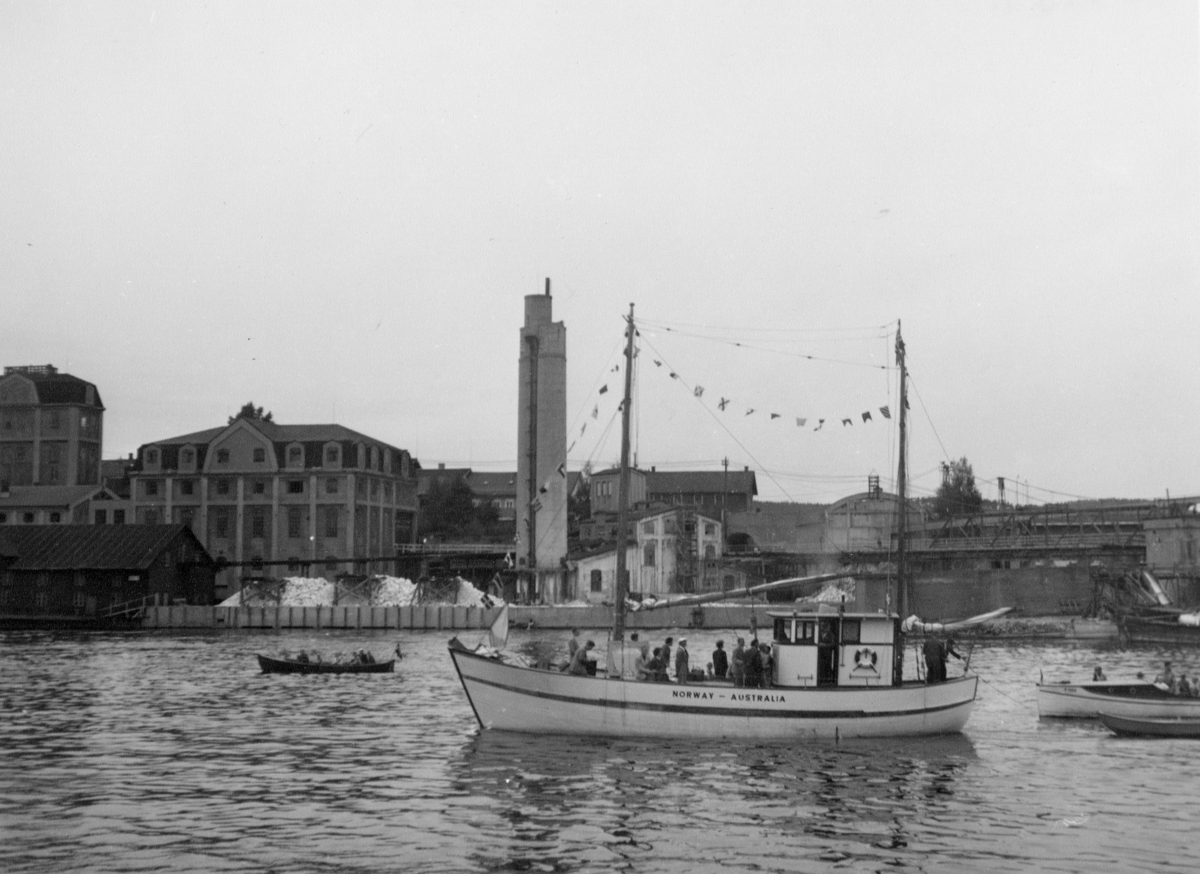 En samling bilder fra Skien, bl.a. Skiensdagene med opptog. Fruktaroma hadde 10-15 mann som gikk i oppdrag med kurver og delte ut vareprøver, samt 1 bilde fra krigen der tyske soldater marsjerer mot brakken på Gjemsø. Fotografiet er tatt fra bakken opp mot Sykekehuset. Borg ble oppdaget og tatt inn til forhør.