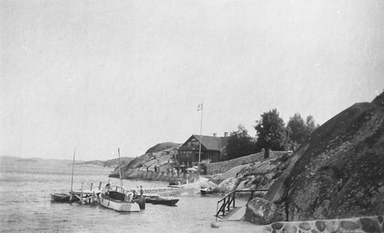 Brygga med båtar i viken utanför "Alaska", Nord-Långö, Strömstad