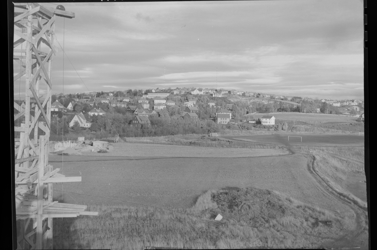 Bygging av Kjemiblokk 1, Lerkendal hagekoloni, bebyggelsen på Berg og idrettsplassen på NTH