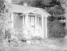 Anna och Carl Z Haeggströms barn, sannolikt vid sommarhuset i Marielund, Funbo socken, Uppland. 1920-talets mitt.