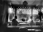 Anna och Carl Z Haeggström på verandan i sommarhuset, Marielund, Uppland