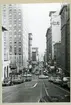 Bilden föreställer en vy över Powell Street i San Francisco med höghus, hotell, gator, skyltar och bilar. Bilden är tagen i samband med minfartyget Älvsnabbens långresa 1966-1967.