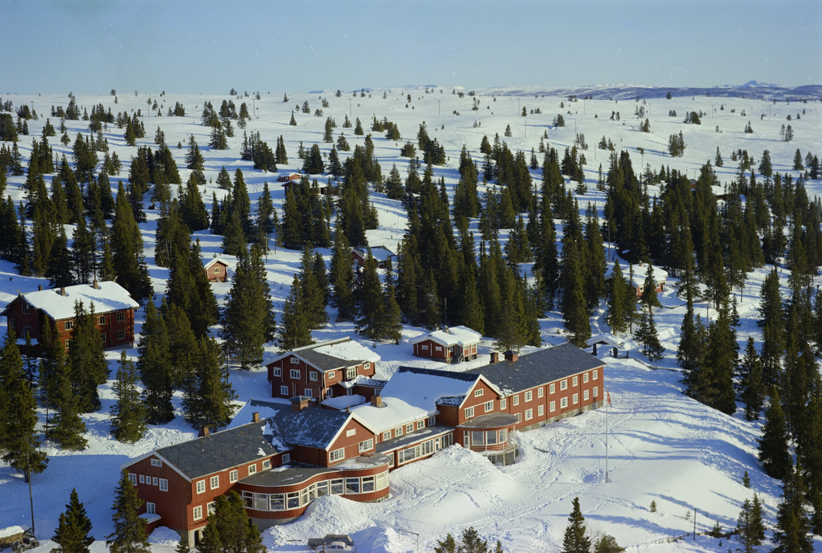 Sør-Fron, Gålå Høyfjellshotell. Store, røde bygninger, skog, snø.