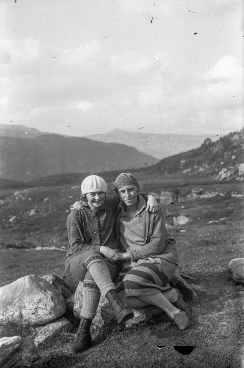 Kvinner på tur i fjellet kring 1930. 