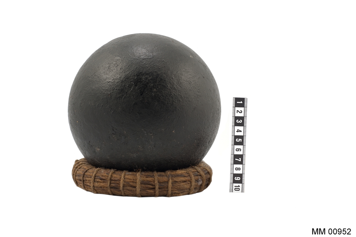 36-pundig kula, av gjutjärn.