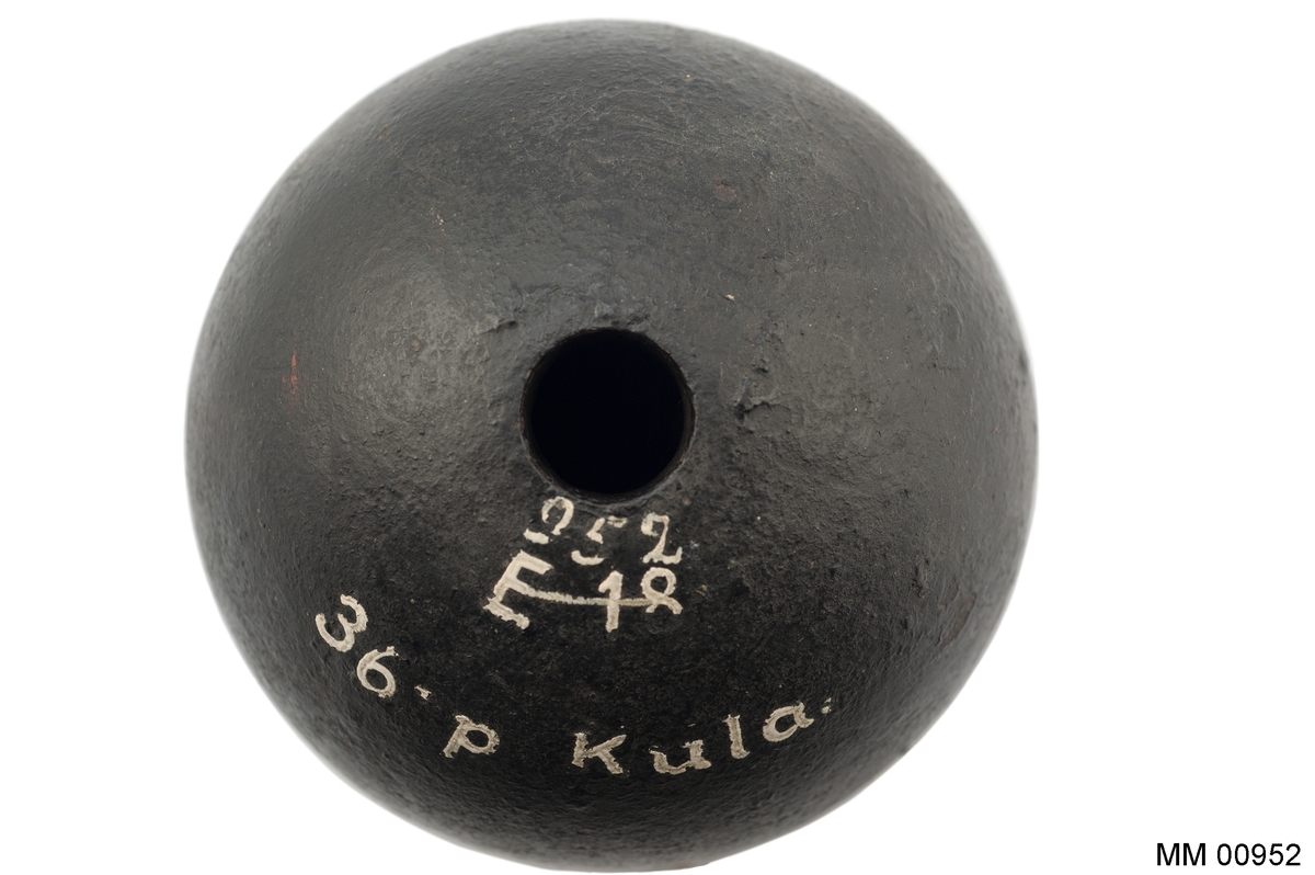 36-pundig kula, av gjutjärn.