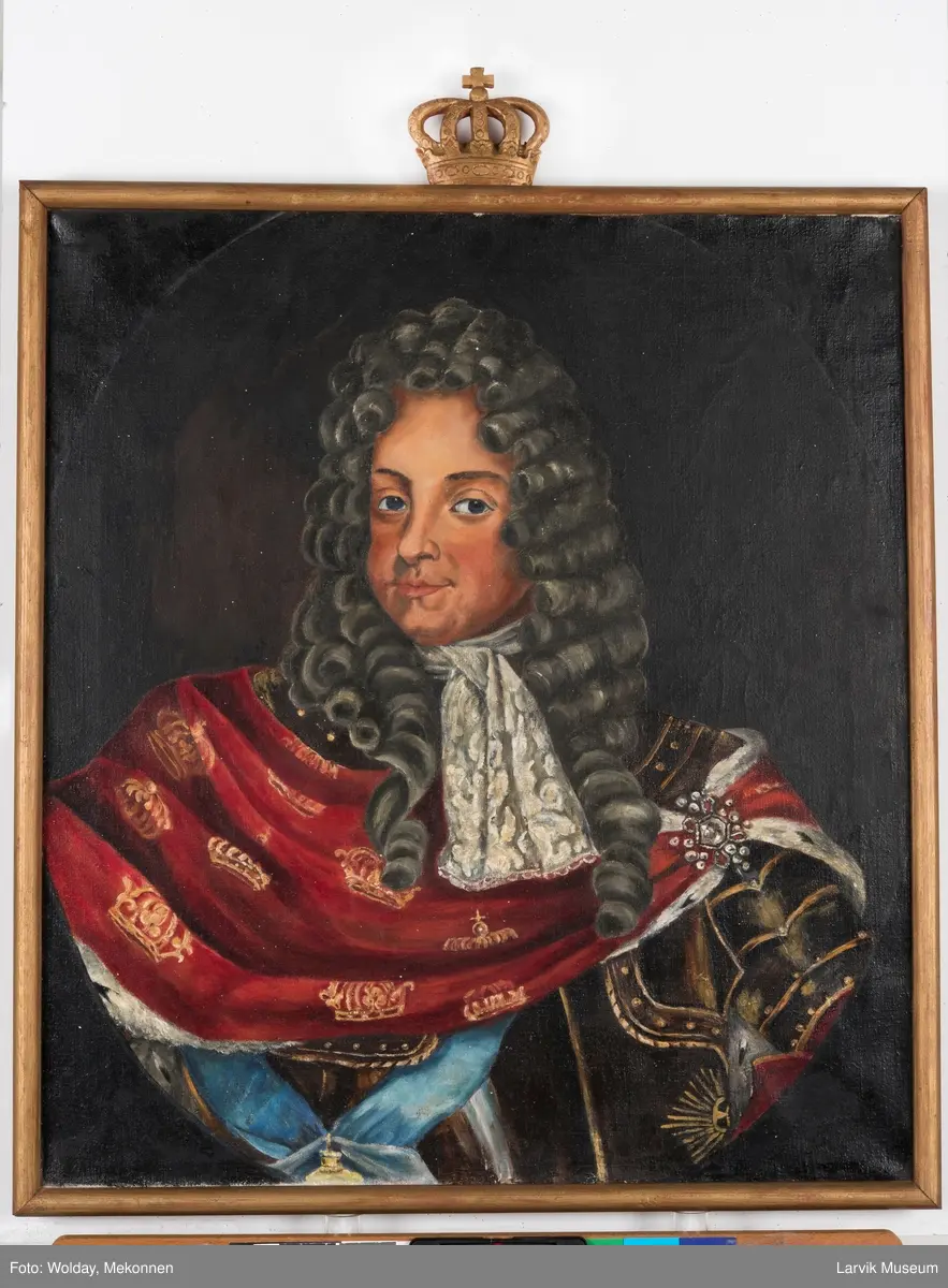 Christian V i brun drakt og rød kappe