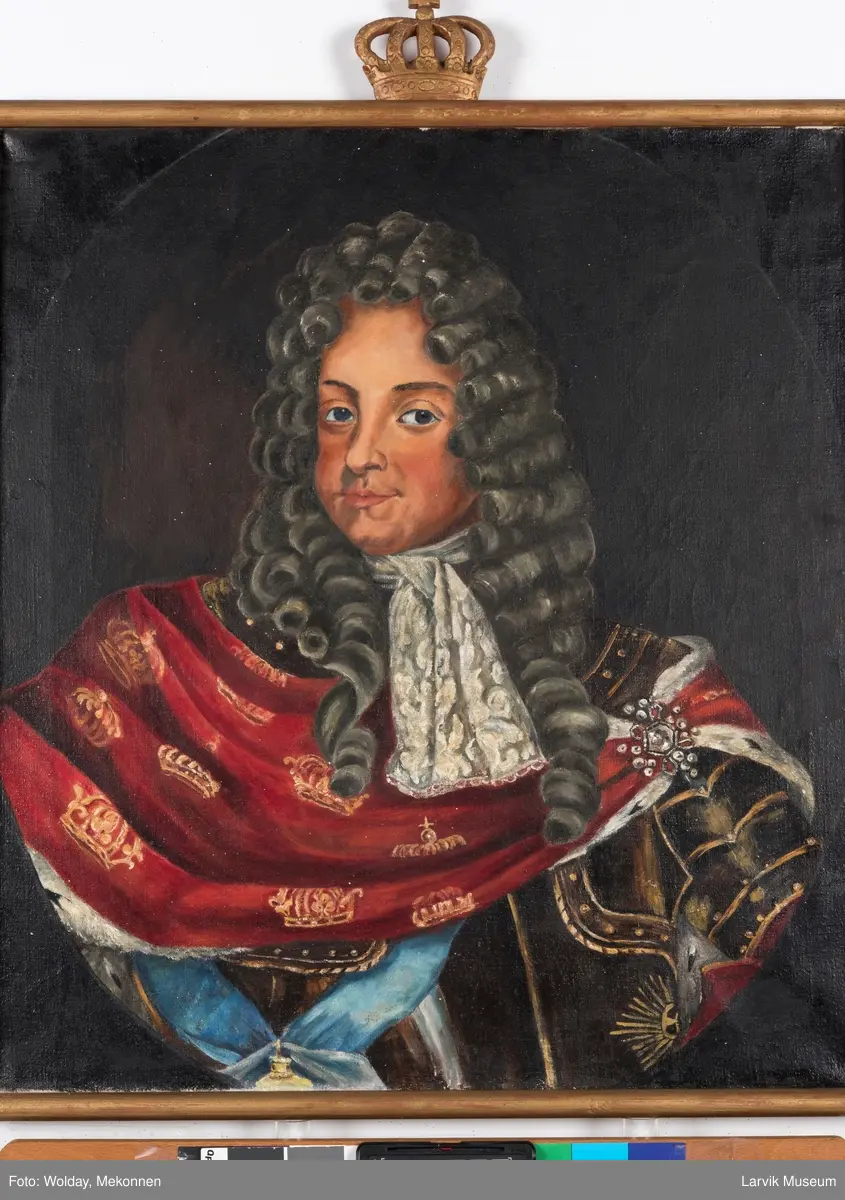 Christian V i brun drakt og rød kappe