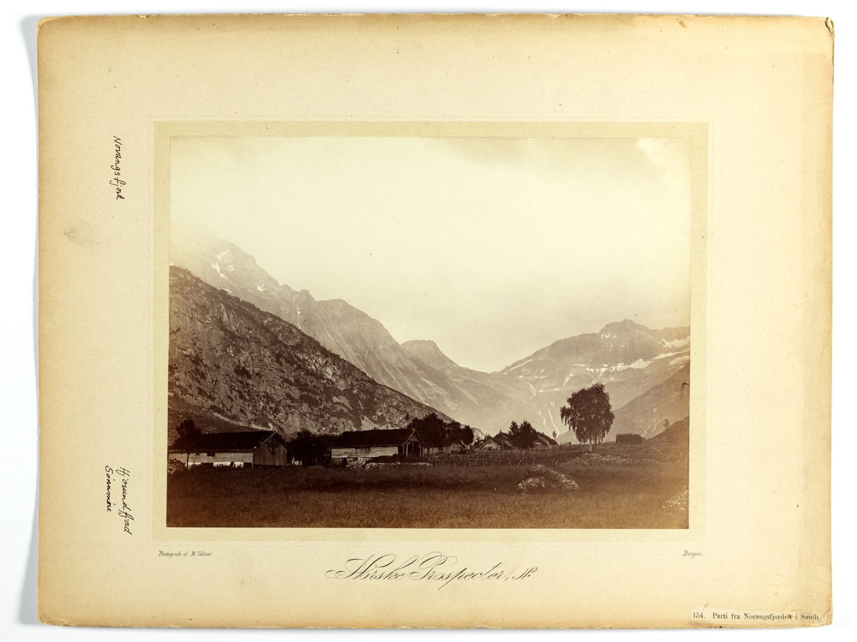 154. Landskap Norangsdalen, fjellandskap  med dalbunn med gårdstun med hus og uthus med steingjerder og hesjer.
 Fra serie "Norske Prospecter" (no.154) fot. av Marcus Selmer, Bergen (1819-1900).