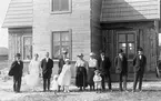 Målaren Johan Sundströms gård i Rångsta under uppförandet 1920.
Troligen firas bröllop för de andra och tredje personerna från vänster.
De tredje och fjärde från höger är gårdens ägare Johan och Lina Sundström med sonen Stig framför sig.
Högra delen av gården användes som målarverkstad.