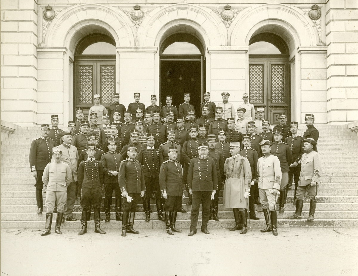 Grupporträtt av officerare vid majorskursen i Uppsala utanför universitetshusets entré 1908.