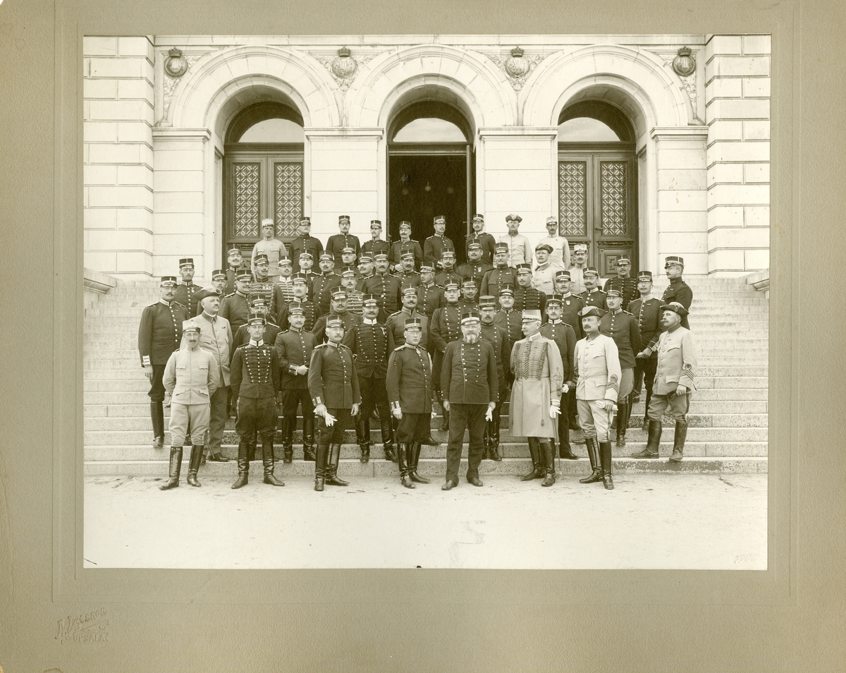 Grupporträtt av officerare vid majorskursen i Uppsala utanför universitetshusets entré 1908.