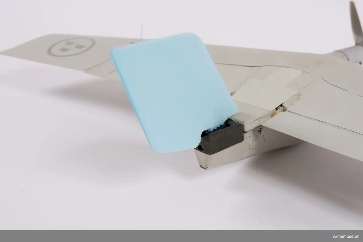 Transportlåda och farkost. Ryggsäck och markkontroll saknas. 
Den obemannade spaningsfarkosten UAV04 Svalan sänder live-video och lokaliseringsinformation till marksändaren. Det ger operatörerna möjlighet att navigera, leta upp mål, rekognoscera i omkringliggande terräng och även att spela in all information för senare analys. Systemet ger stöd i följande områden:
•	Fjärrstyrd rekognoscering och övervakning
•	Truppskydd
•	Konvojsäkerhet
•	Information om målet
•	Uppskattning/värdering av mål förstörda i strid
UAV04 drivs med batteri och har låg visuell, akustisk och termisk signatur. Optiken inkluderar två integrereade Elektro-optiska (EO) färgkameror (för framåt- och sidovinkel) samt en utbytbar nyttolast med antingen framåt- och sidovinkel och zoom EO färgkameror för dagsljusoperationer, och en infraröd (IR) kamera för nattoperationer. 
Hela systemet kan lätt packas ned och upp ur en tillhörande ryggsäck som underlättar både förvaring och transport till otillgängliga platser. Det har främst använts i utprovningssyfte för inköp av ny materiel. 
Elektrisk motor. Manuell eller automatisk glidlandning kan utföras. Flygkapaciteten uppgår till 45 minuter och räckvidden är maximalt 5 km. Maxhastighet: 70 km/h. Vikt: 450 gram. Längd: 240 mm. Spännvidd mellan vingar: 730 mm. Normal operativ höjd: 50-150 meter. Maximal operativ höjd: 3 000 meter. Svängprestanda: 360 grader på 20 sekunder. Navigationsljus (grön/röd) på/av under flygning. GPS (C-code).

Farkosten har levererats utan nattkamera och utan batterier på grund av återanvändning av delmaterielen. De levererade förnödenheterna består av:
F9889-000031 Väska
F9889-000001 Skrov
F9889-000029 Motor
F9889-000028 Propeller (6 st)
F9889-000030 Propeller hub
F9889-000011 Vingspets H
F9889-000023 Vingspets V
F9889-000027 Fena (4 st)
F9889-000002 Kameraenhet dag