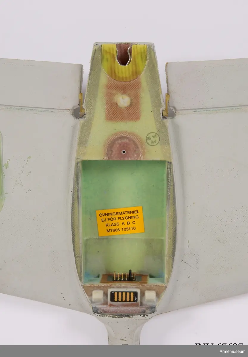 Transportlåda och farkost. Ryggsäck och markkontroll saknas. 
Den obemannade spaningsfarkosten UAV04 Svalan sänder live-video och lokaliseringsinformation till marksändaren. Det ger operatörerna möjlighet att navigera, leta upp mål, rekognoscera i omkringliggande terräng och även att spela in all information för senare analys. Systemet ger stöd i följande områden:
•	Fjärrstyrd rekognoscering och övervakning
•	Truppskydd
•	Konvojsäkerhet
•	Information om målet
•	Uppskattning/värdering av mål förstörda i strid
UAV04 drivs med batteri och har låg visuell, akustisk och termisk signatur. Optiken inkluderar två integrereade Elektro-optiska (EO) färgkameror (för framåt- och sidovinkel) samt en utbytbar nyttolast med antingen framåt- och sidovinkel och zoom EO färgkameror för dagsljusoperationer, och en infraröd (IR) kamera för nattoperationer. 
Hela systemet kan lätt packas ned och upp ur en tillhörande ryggsäck som underlättar både förvaring och transport till otillgängliga platser. Det har främst använts i utprovningssyfte för inköp av ny materiel. 
Elektrisk motor. Manuell eller automatisk glidlandning kan utföras. Flygkapaciteten uppgår till 45 minuter och räckvidden är maximalt 5 km. Maxhastighet: 70 km/h. Vikt: 450 gram. Längd: 240 mm. Spännvidd mellan vingar: 730 mm. Normal operativ höjd: 50-150 meter. Maximal operativ höjd: 3 000 meter. Svängprestanda: 360 grader på 20 sekunder. Navigationsljus (grön/röd) på/av under flygning. GPS (C-code).

Farkosten har levererats utan nattkamera och utan batterier på grund av återanvändning av delmaterielen. De levererade förnödenheterna består av:
F9889-000031 Väska
F9889-000001 Skrov
F9889-000029 Motor
F9889-000028 Propeller (6 st)
F9889-000030 Propeller hub
F9889-000011 Vingspets H
F9889-000023 Vingspets V
F9889-000027 Fena (4 st)
F9889-000002 Kameraenhet dag