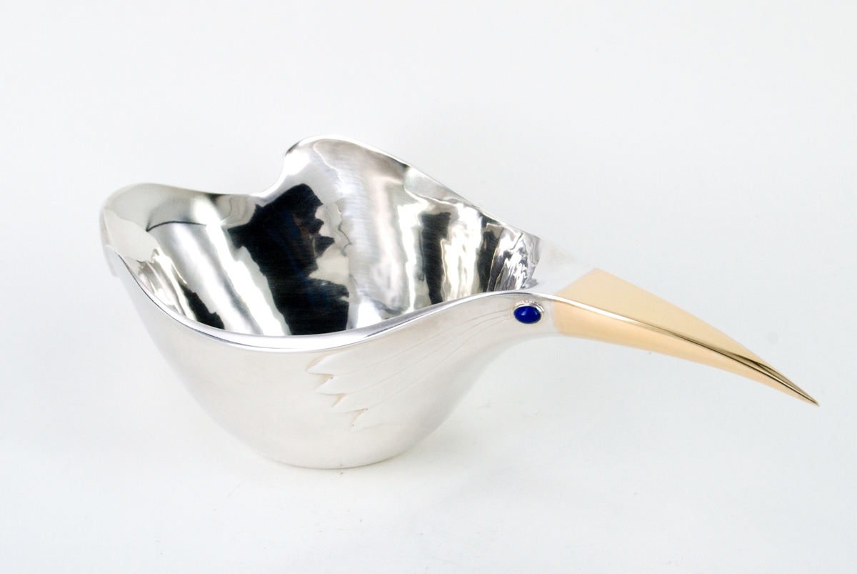 Silverskål, "Kråkskålen", formad som en fågel med näbb av guld. Stämplad under: GRC, G, S, kattfot, 925, 010, samt två fotsulor och signatur, Cyrén.
