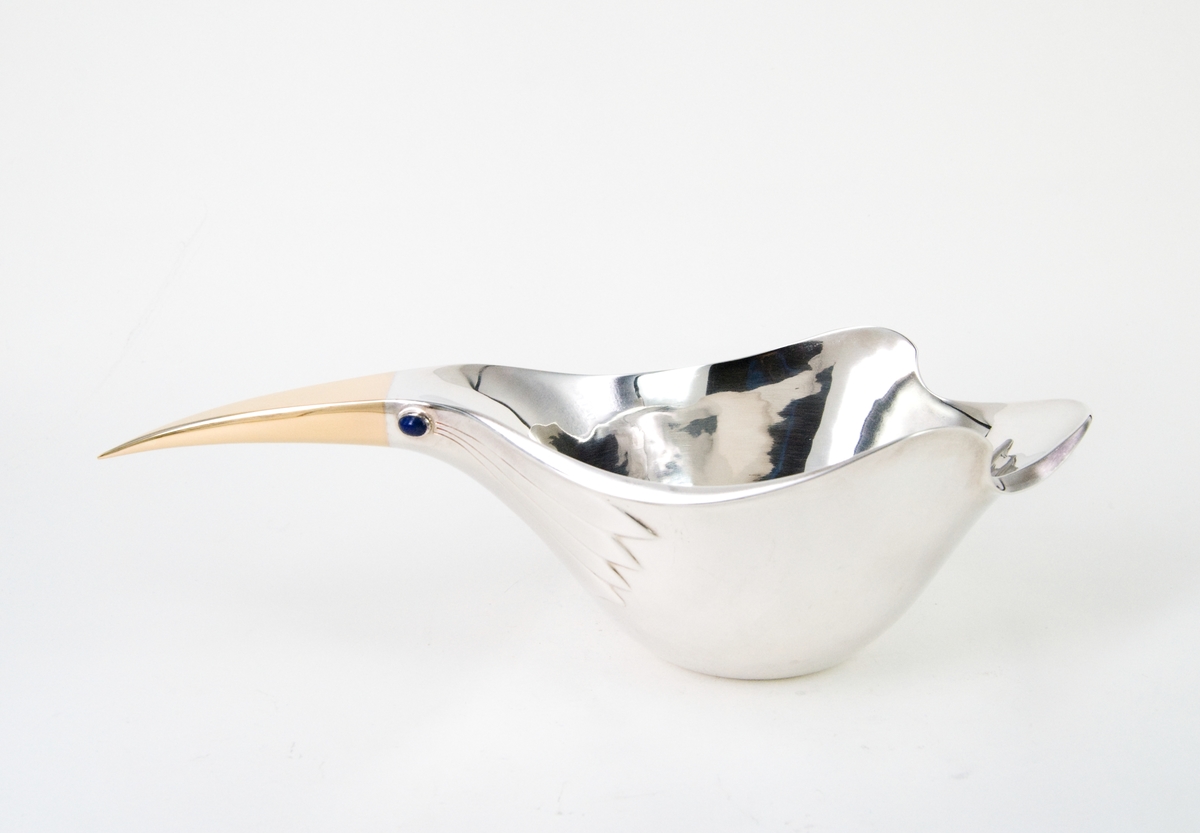 Silverskål, "Kråkskålen", formad som en fågel med näbb av guld. Stämplad under: GRC, G, S, kattfot, 925, 010, samt två fotsulor och signatur, Cyrén.