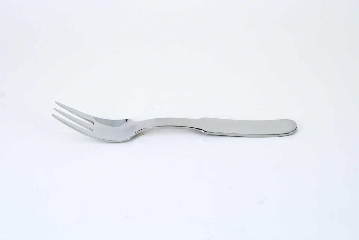 Gaffel i rostfritt stål. Tre tänder. Slätt platt skaft. Märkt på baksidan: DANSK INTERNATIONAL DESIGNS LTD GC/JAPAN.
Tillverkad i Japan för Dansk Desings Ltd, USA. Design Gunnar Cyrén.