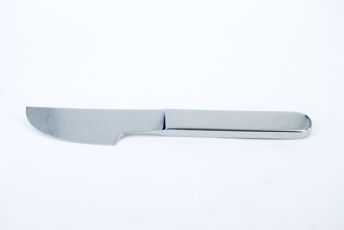 Kniv i rostfritt stål. Blad med rak ovansida och svängd egg. Slätt jämntjockt skaft med rundad ände. Märkt på bladet: DANSK INTERNATIONAL DESIGNS LTD  GC/JAPAN
Tillverkad i Japan för Dansk Designs Ltd, USA. Design Gunnar Cyrén.