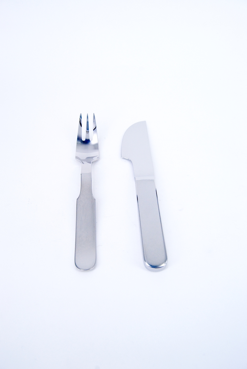Gaffel i rostfritt stål. Tre tänder. Slätt platt skaft. Märkt på baksidan: DANSK INTERNATIONAL DESIGNS LTD GC/JAPAN.
Tillverkad i Japan för Dansk Desings Ltd, USA. Design Gunnar Cyrén.