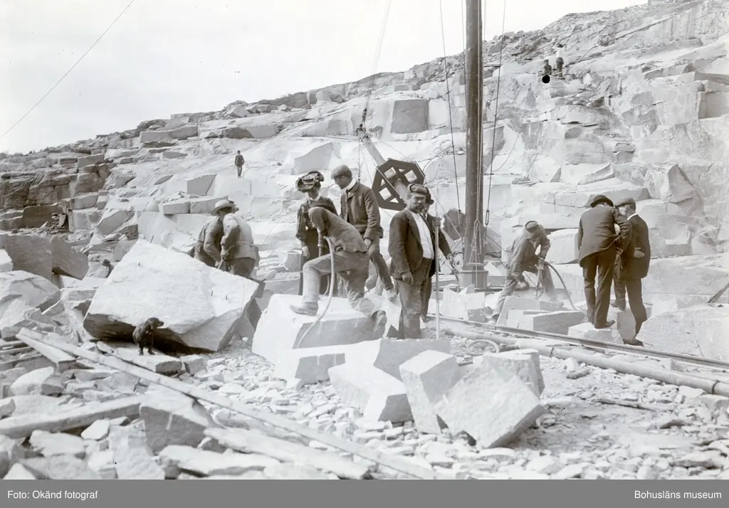 "Rixö Stenhuggerier den 29 aug. 1906 då Tekniska Samfundet i Göteborg besökte Rixön på inbjudan av Skandinaviska Granit Aktiebolaget, Halmstad." 