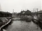 Avesta Jernverk, 1908. Till vänster en timmerränna för timret till Avesta Såg.