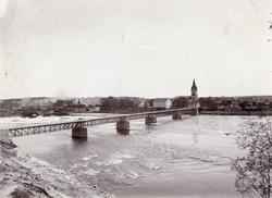 Vy över Avesta (Kyrkbron) med Avesta Jernverk till vänster.