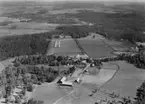 Flygfoto över Forsheda år 1950, i mitten av bilden ser man Forshedaverken, Värnamo kommun. Nr. L. 635