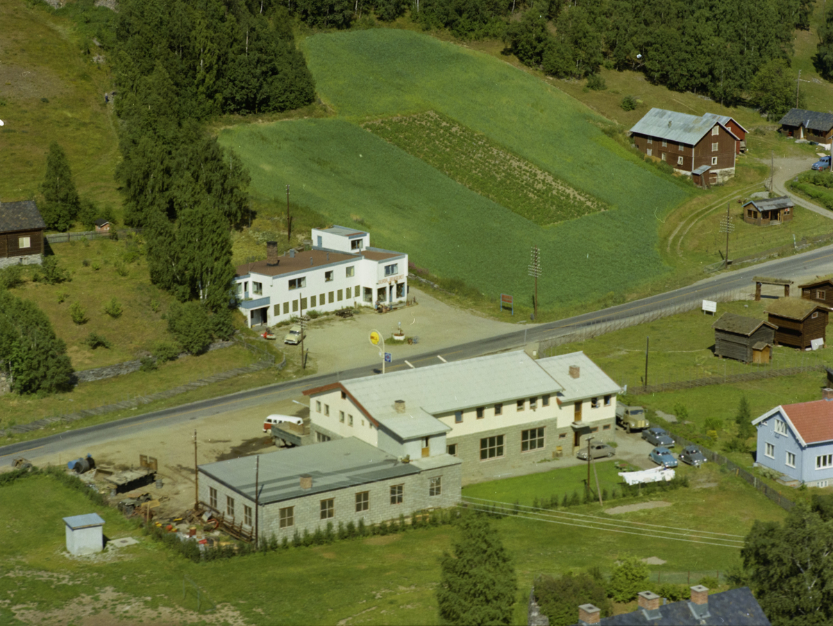 Sør-Fron, Harpefoss. Fron Diesel. Skurdal smie bak. Vegen er E6