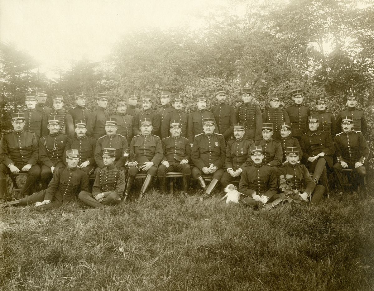 Grupporträtt av officerare vid Boden-Karlsborgs artilleriregemente A 8 i Karlsborg 1906.
För namn, se bild nr. 3.