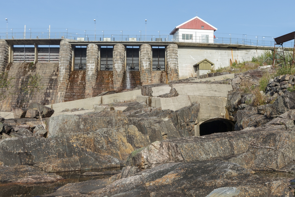 Haugsjå dam. Del av Haugsjådammen med lukehus på toppen. Luke 1 er bunnluka ein ser utløpet på rett nedanfor lukehuset. Luke 2 til 5 er dei 4 reguleringslukene midt i bilete, til venstre for lukehuset. Sett mot N.