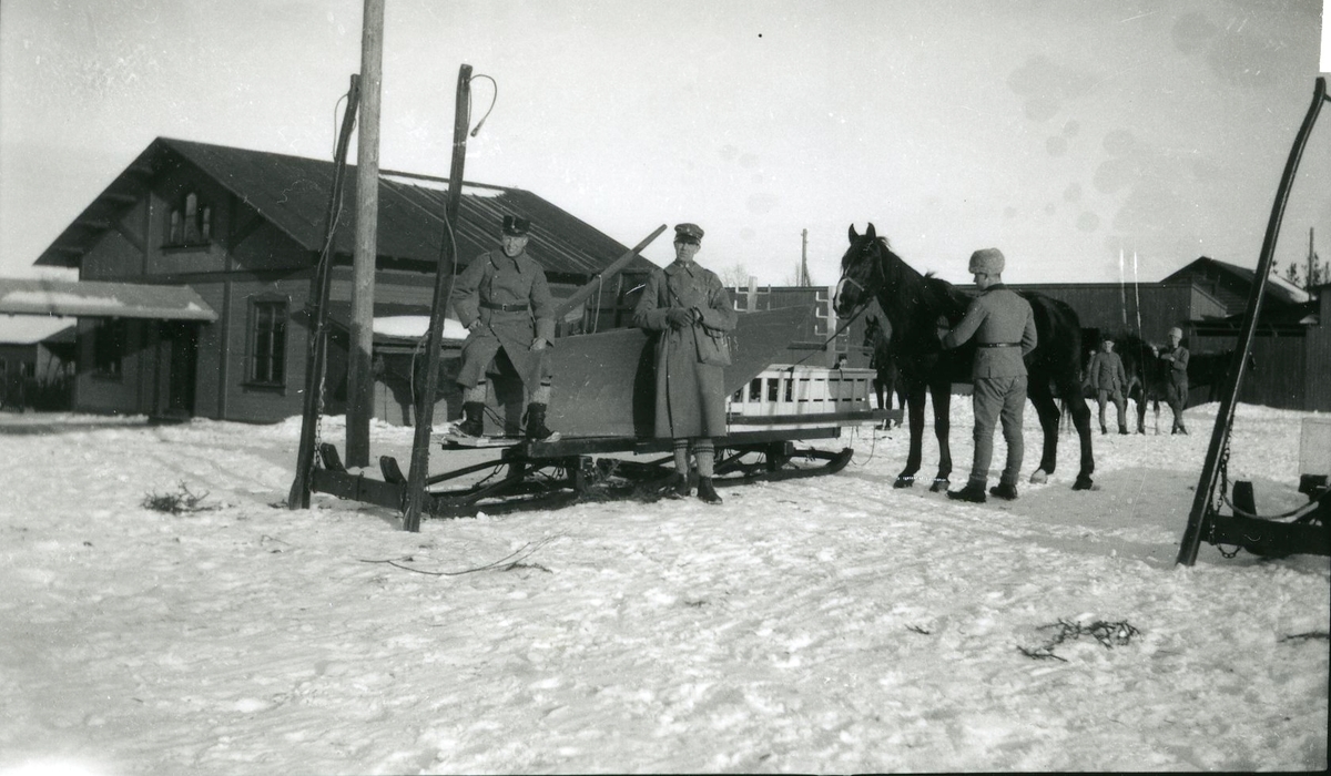 Släde. Furir Suneson, sergeant Bergman, A 6.